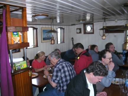 Foto: Mittagessen auf dem Segelschiff im Salon. Es gab Geschnetzeltes "mh lecker". Der Smutje ist natürlich nicht zu sehen, da er noch in der Küche arbeiten mußte. Tja, die einen essen, die anderen arbeiten.