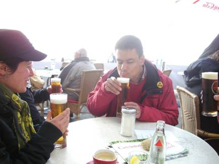 Foto: Auf der Insel Borkum sitzen wir in einen Strandcafe. Man Sieht wie Anne, Stephan, Boris und Norbert das erste wohlverdiente Bierchen nach einen langen Strandsparziergan genießen. Achja, die Sonne lacht übrigens auch "g".