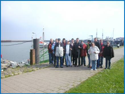Gruppenfoto auf Borkum. Im Hintergrund ist der Hafen und der Seenotkreuzer der K�stenwache zu sehen.