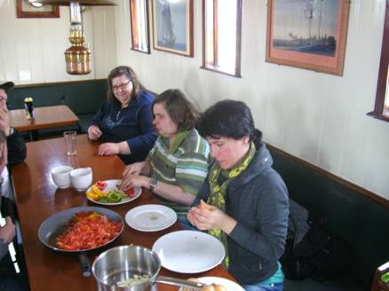 Foto: Die drei von der Tankstelle, oder ... die drei Mädels vom Segelschiff Luciana beim Gemüseschneiden für das Mittagessen. Sieht doch schon ganz lecker aus. Rote, grüne und gelbe Paprika, Tomaten und Zwiebeln - na was wird das wohl werden? Vielleicht die gesunde Beilage für das Züricher Geschnetzeltes?