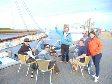 Unser Team beim Grillen vor dem Schiff am Hafenkai von Norderney. Bestes Wetter, viel Fleisch und natürlich auch ein kühles Bierchen "g".