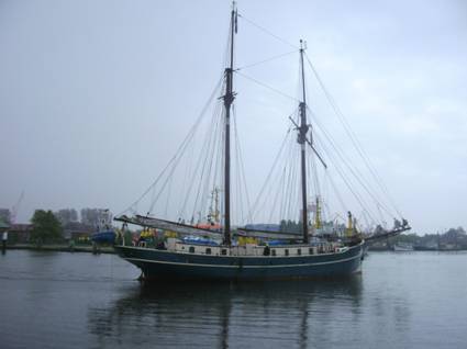 Foto: Abschied von der Luciana aus dem Emdener Hafen. Die letzten Segelfreunde winken.